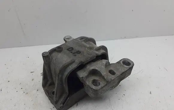 Volkswagen PASSAT B6 Engine mount bracket 1K0199262