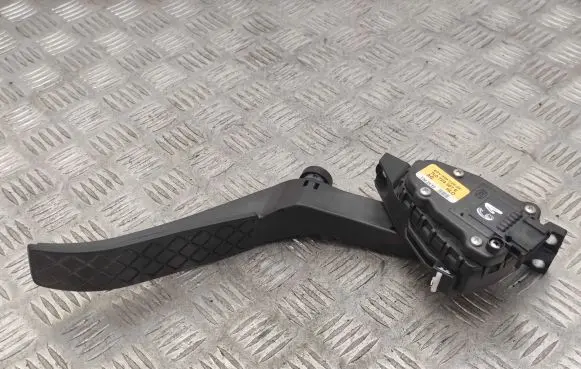 Volkswagen Touareg II Accelerator throttle pedal 7L0723507E