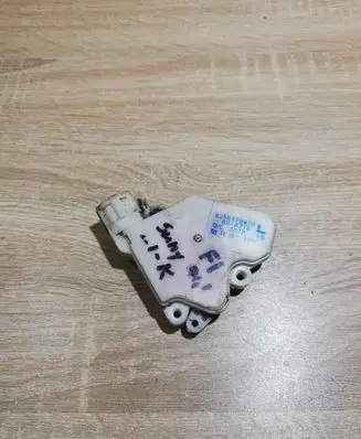 Nissan Sunny Rear door lock 8255379910