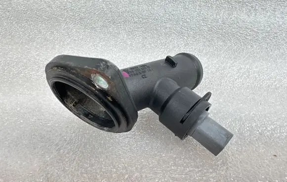 Volkswagen PASSAT B6 Engine coolant pipe/hose 03G121121D