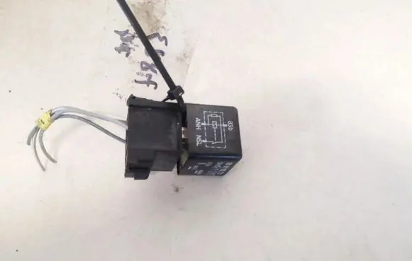 Volkswagen PASSAT B4 Other relay 191945383