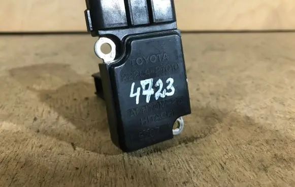 Toyota Avensis T250 Mass air flow meter 2220427010 AFH70M23