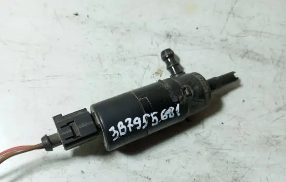 Volkswagen PASSAT B6 Headlight washer pump 3B7955681