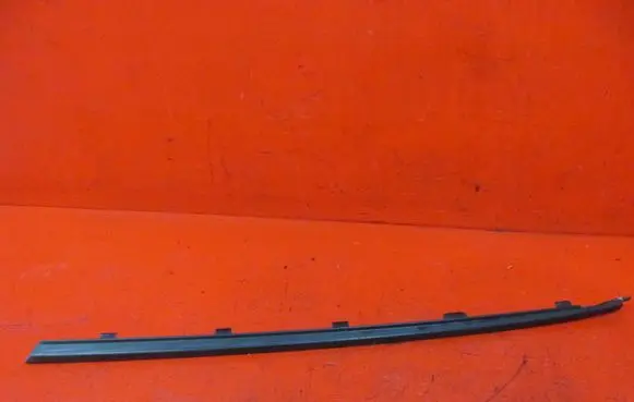 Suzuki Swift I Windshield trim 7716063J0 PRZOD