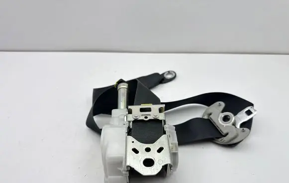 Toyota Auris E180 Front seatbelt N088601