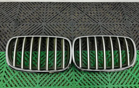 BMW X5 E70 Front bumper upper radiator grill 7157687 15671610