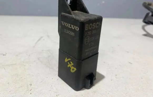 Volvo V70 Glow plug pre-heat relay 31342686 0281003047