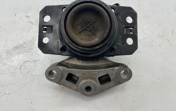Peugeot 308 Engine mount bracket