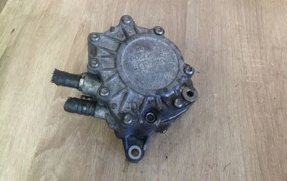 Volkswagen Golf V Vacuum pump 03G145209