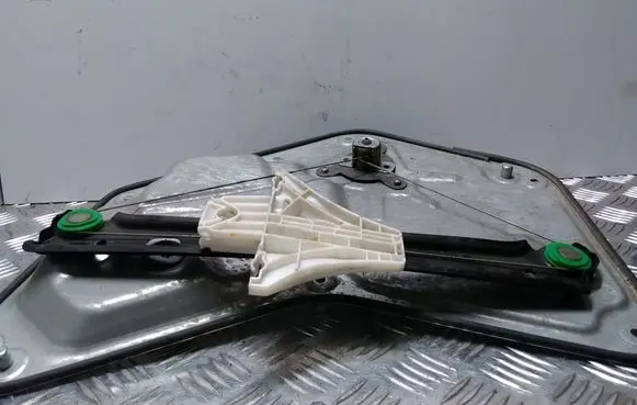 Rear door manual window regulator