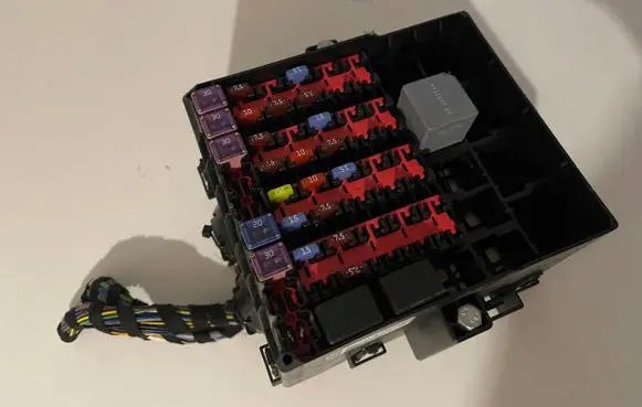 Ford Fiesta Fuse module 8V5T14B562ACC