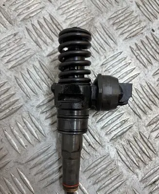 Volkswagen PASSAT B6 Fuel injector 038130073AG