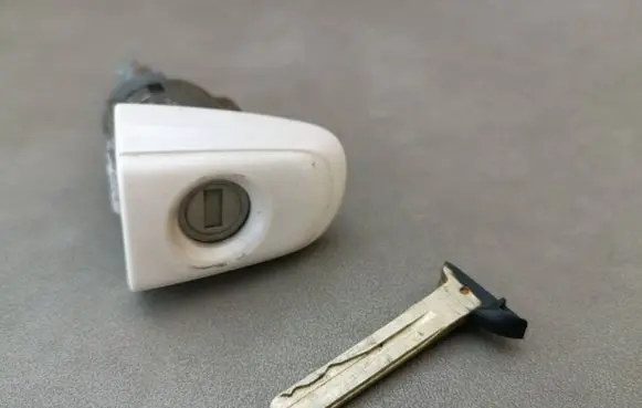 Lexus RX 330 - 350 - 400H Front door lock (next to the handle) 