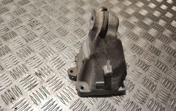 Engine mounting bracket