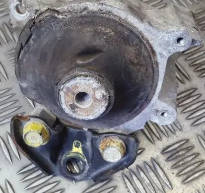 Honda CR-V Engine mount bracket