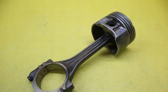 Volkswagen Polo IV 9N3 Piston with connecting rod