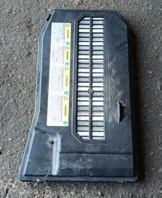 Volkswagen Touareg I Battery box tray cover/lid 7L0864643B
