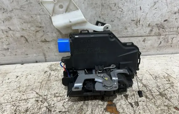 Volkswagen Golf V Rear door lock 7L0839015D