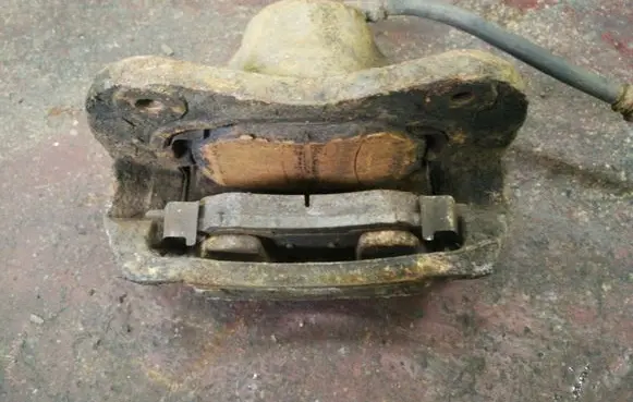 Hyundai Tucson JM Front brake caliper