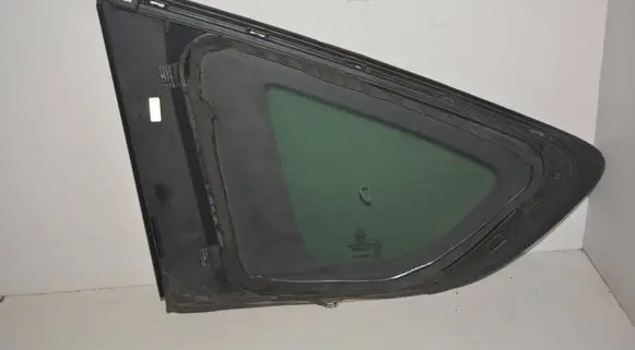 BMW 2 F46 Rear side window