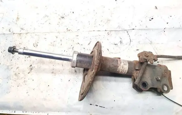 Toyota Avensis T270 Front shock absorber/damper 10372602