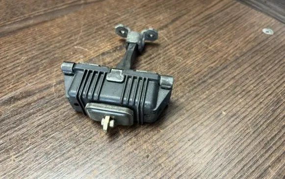 Mercedes-Benz Vito Viano W639 Front door lock loop/hook striker A6397200016 6397200016