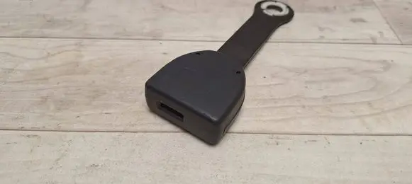 Toyota Corolla Verso E121 Middle seatbelt buckle (rear) 