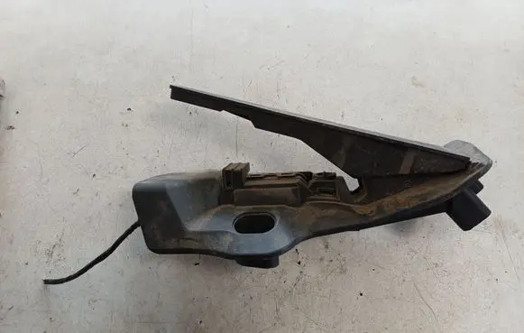 Accelerator throttle pedal