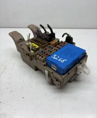Toyota Corolla E120 E130 Fuse module 8264102040 MB2323008521