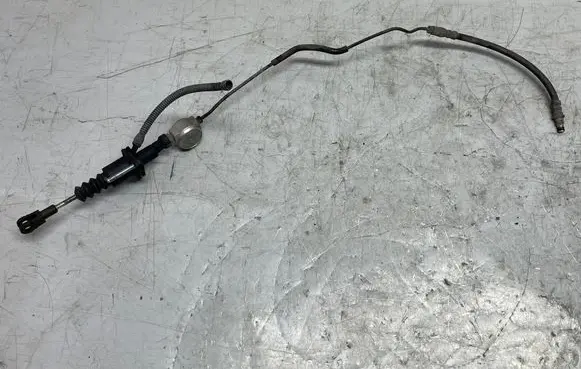 Opel Zafira B Clutch master cylinder 90581565