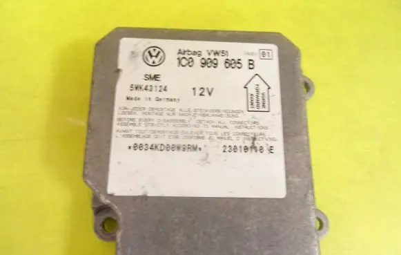 Volkswagen PASSAT B5 Airbag control unit/module 1C0909605B