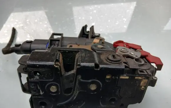 Volkswagen Golf V Rear door lock 7L0839016
