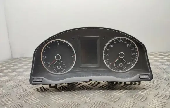 Volkswagen Tiguan Speedometer (instrument cluster) 5N0920872A