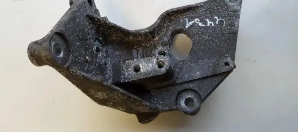 Nissan X-Trail T31 Engine mounting bracket
