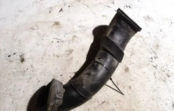 Audi Q7 4L Air intake hose/pipe