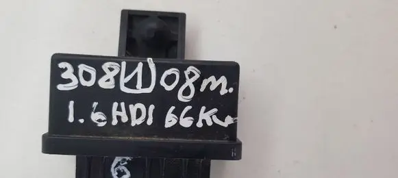 Peugeot 308 Fuel pump relay 240107