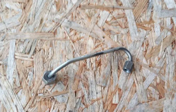 Fuel injector supply line/pipe