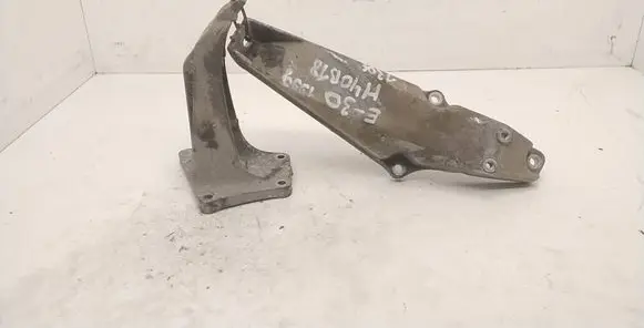 Engine mounting bracket