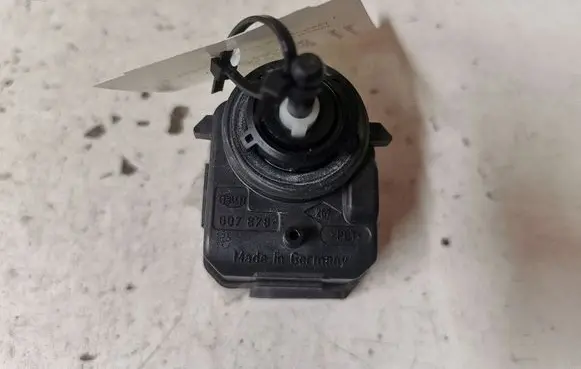 Nissan Qashqai Headlight level adjustment motor 7700420737 00787848