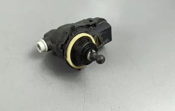 Nissan Qashqai Headlight level adjustment motor 90013783