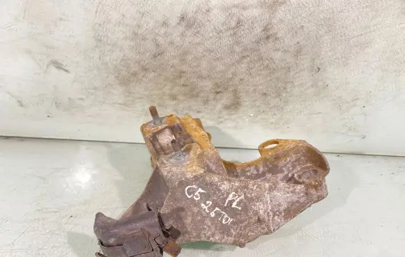 Engine mounting bracket