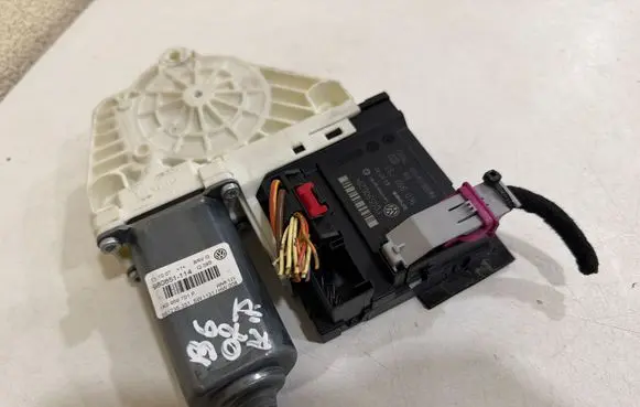 Volkswagen PASSAT B6 Front door window regulator motor 1K0959701P