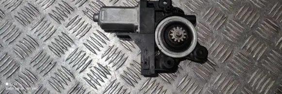 Volvo XC70 Front door window regulator motor 970713101