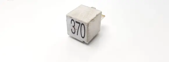 Volkswagen PASSAT B5.5 Other relay 8D0951253