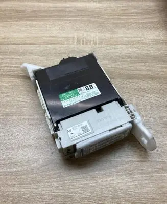 Lexus RX 330 - 350 - 400H Fuse module 8922148520 8273048A30