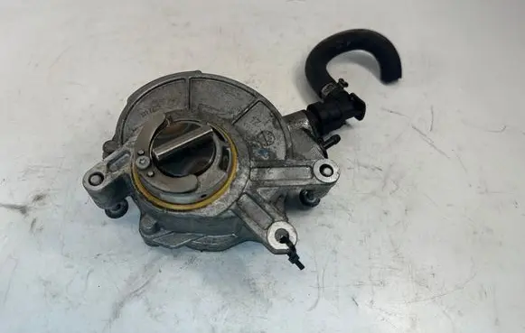 BMW 5 GT F07 Vacuum pump 8605976 11668605976 8649747