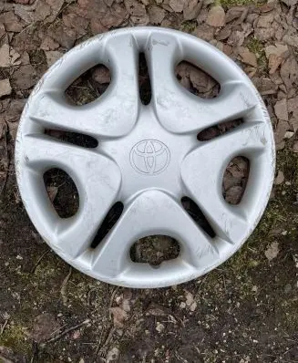 Toyota Corolla E110 R14 wheel hub/cap/trim 2322