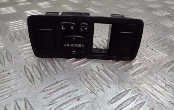 Toyota Avensis T250 Wing mirror switch