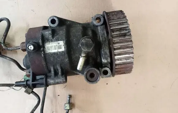 Renault Megane II Fuel injection high pressure pump 8200057346C 8200057225 R9042A014A