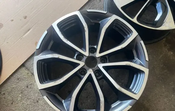 Renault Kadjar R18 alloy rim 
